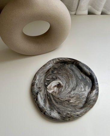 Bølget rundt fat, svart/brun marmorert 